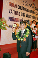 Duy Chinh nhận chứng nhận  Bàn tay vàng tại Nhà Hát Lớn Hà Nội